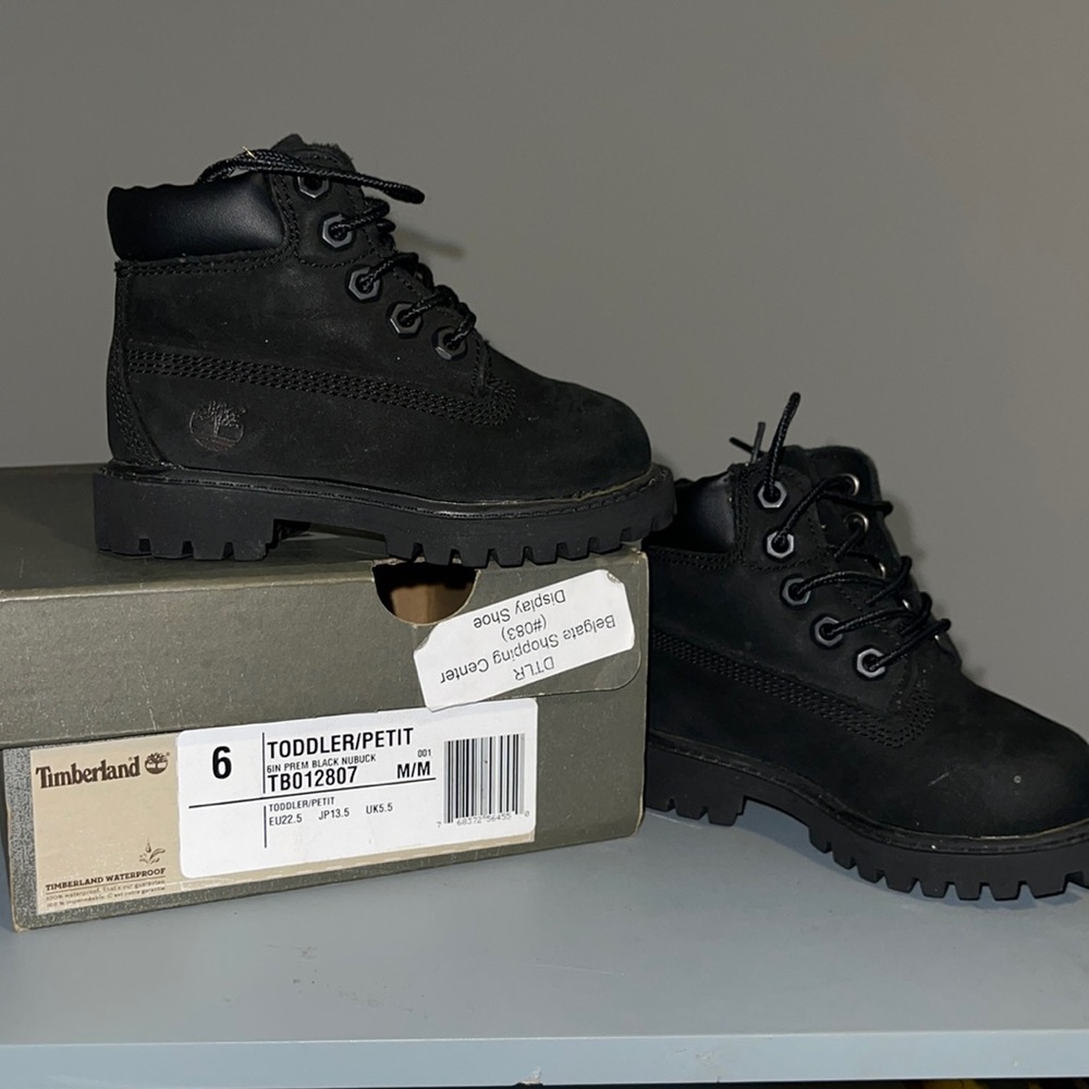 Black timberland boots.